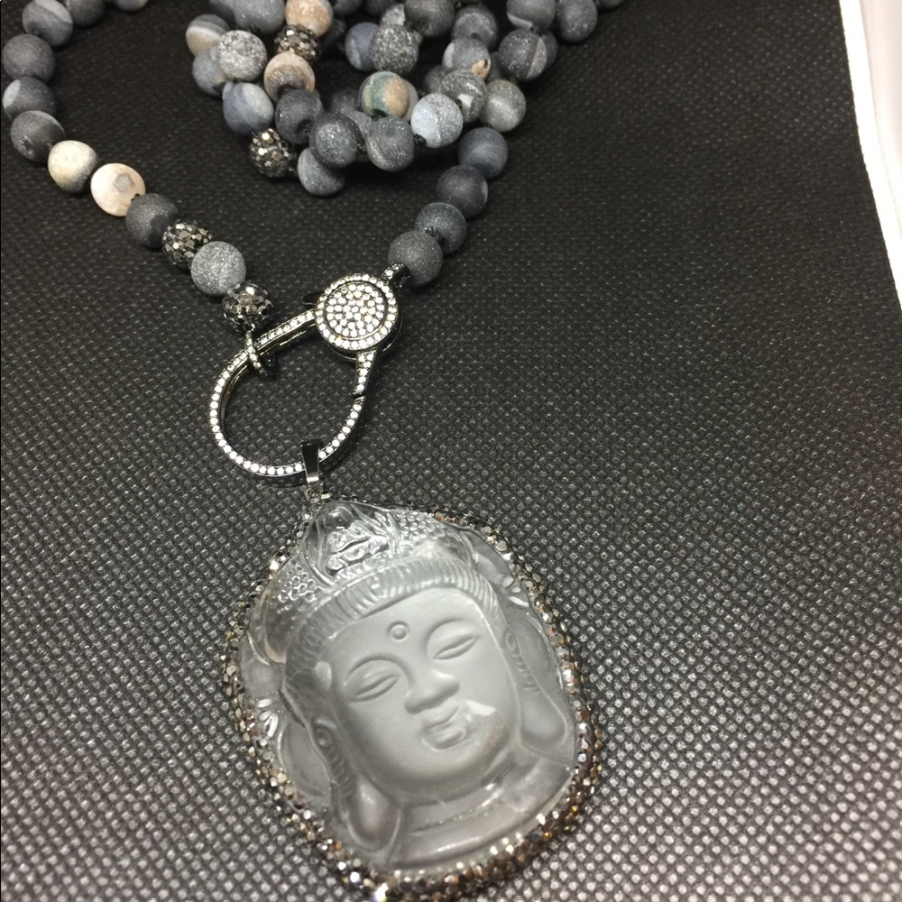 Beaded necklace with rinestone closeure